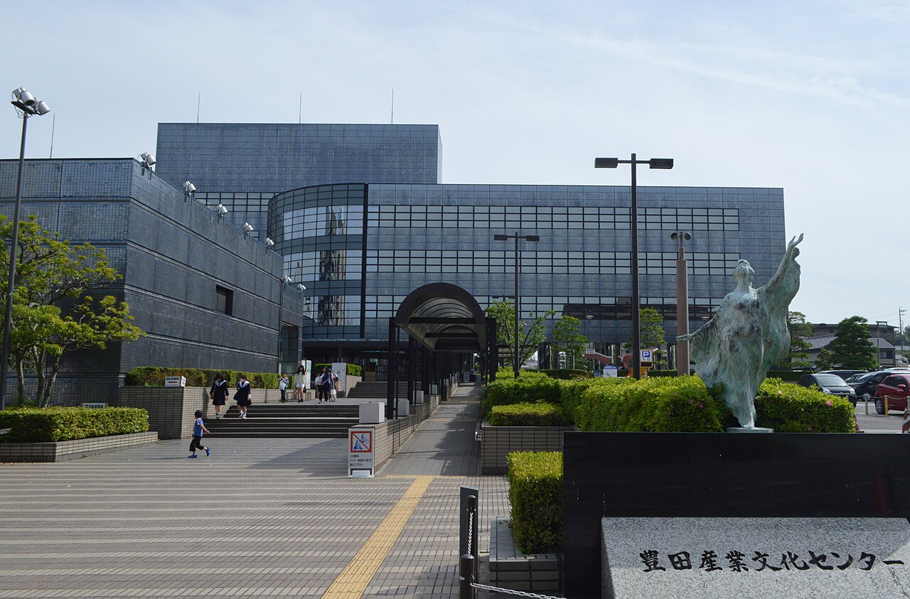 豊田市産業文化センターの正面外観