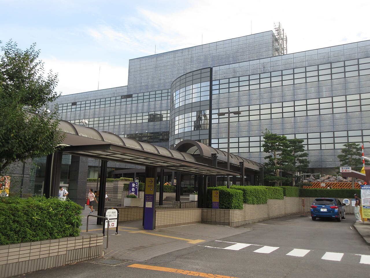豊田市産業文化センターの入口側外観