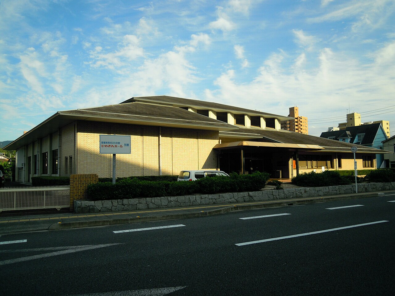 愛媛県県民文化会館別館の外観