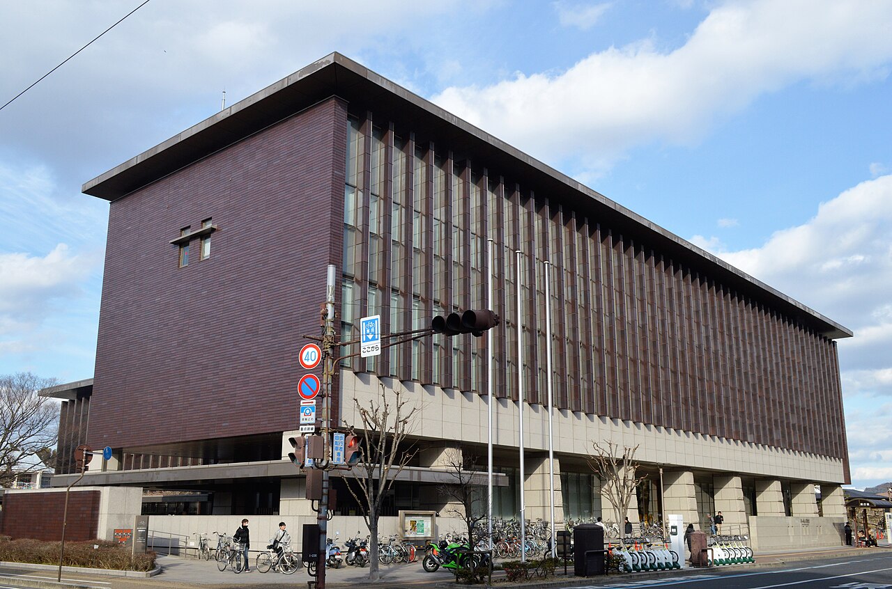 岡山県立図書館の水景側外観