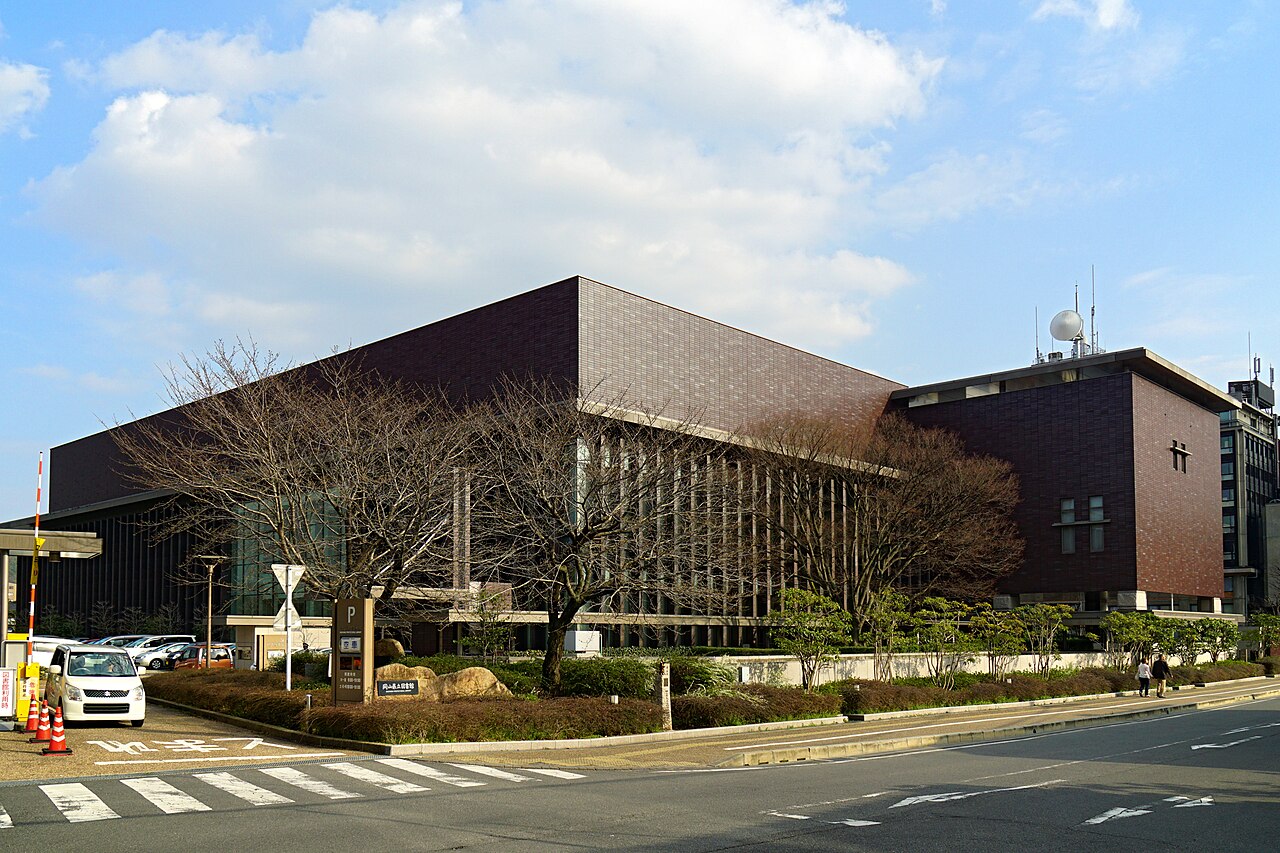 岡山県立図書館の正面外観