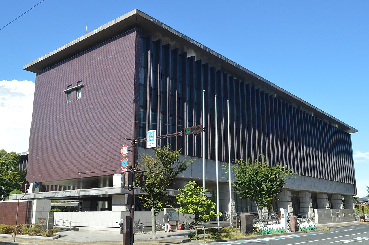 岡山県立図書館の南東側外観