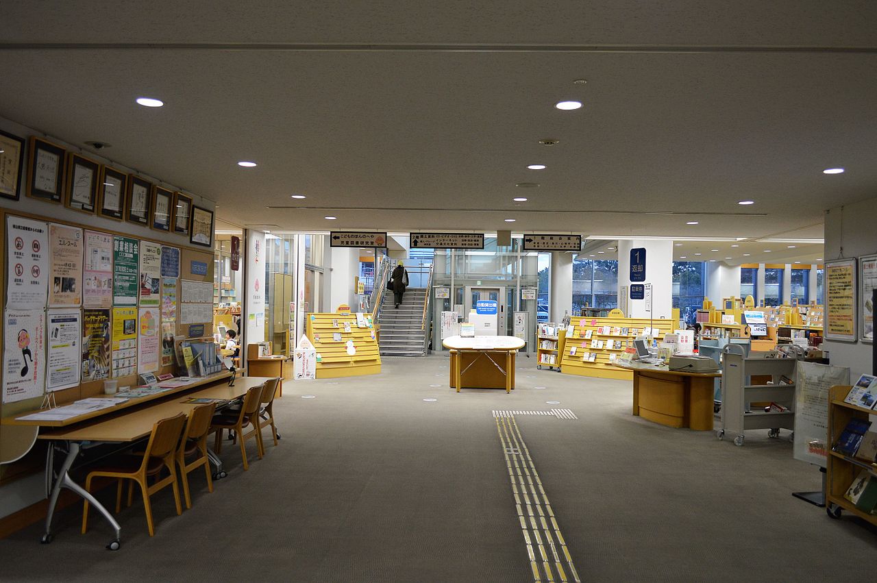 岡山県立図書館の館内