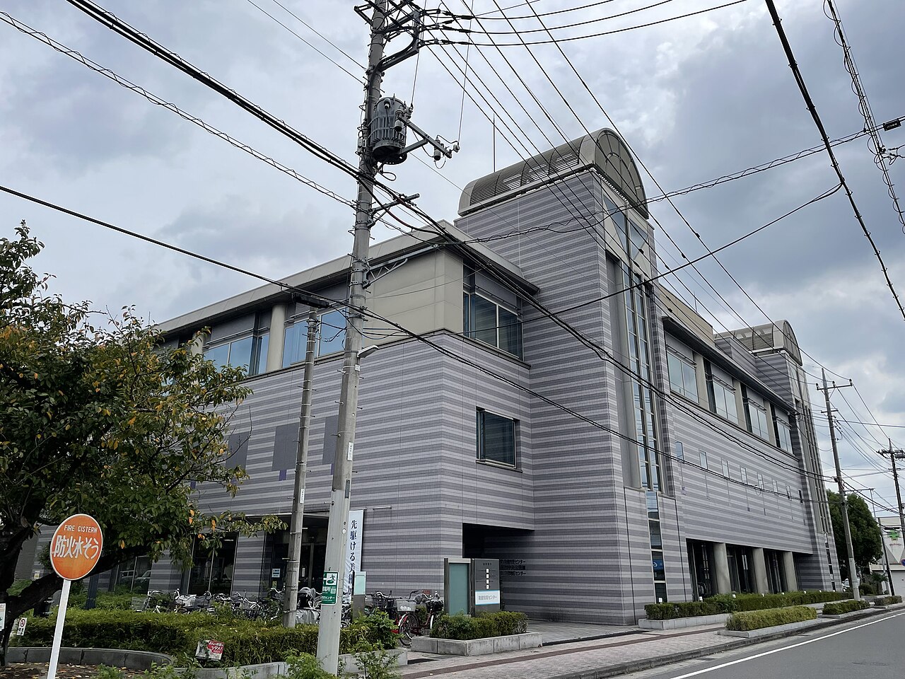 中央公民館（ウィスかすかべ）が入る粕壁市民センターの外観