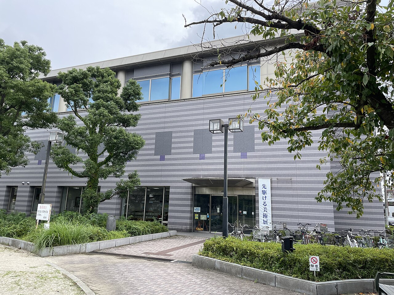 中央公民館（ウィスかすかべ）が入る粕壁市民センターの入口側外観
