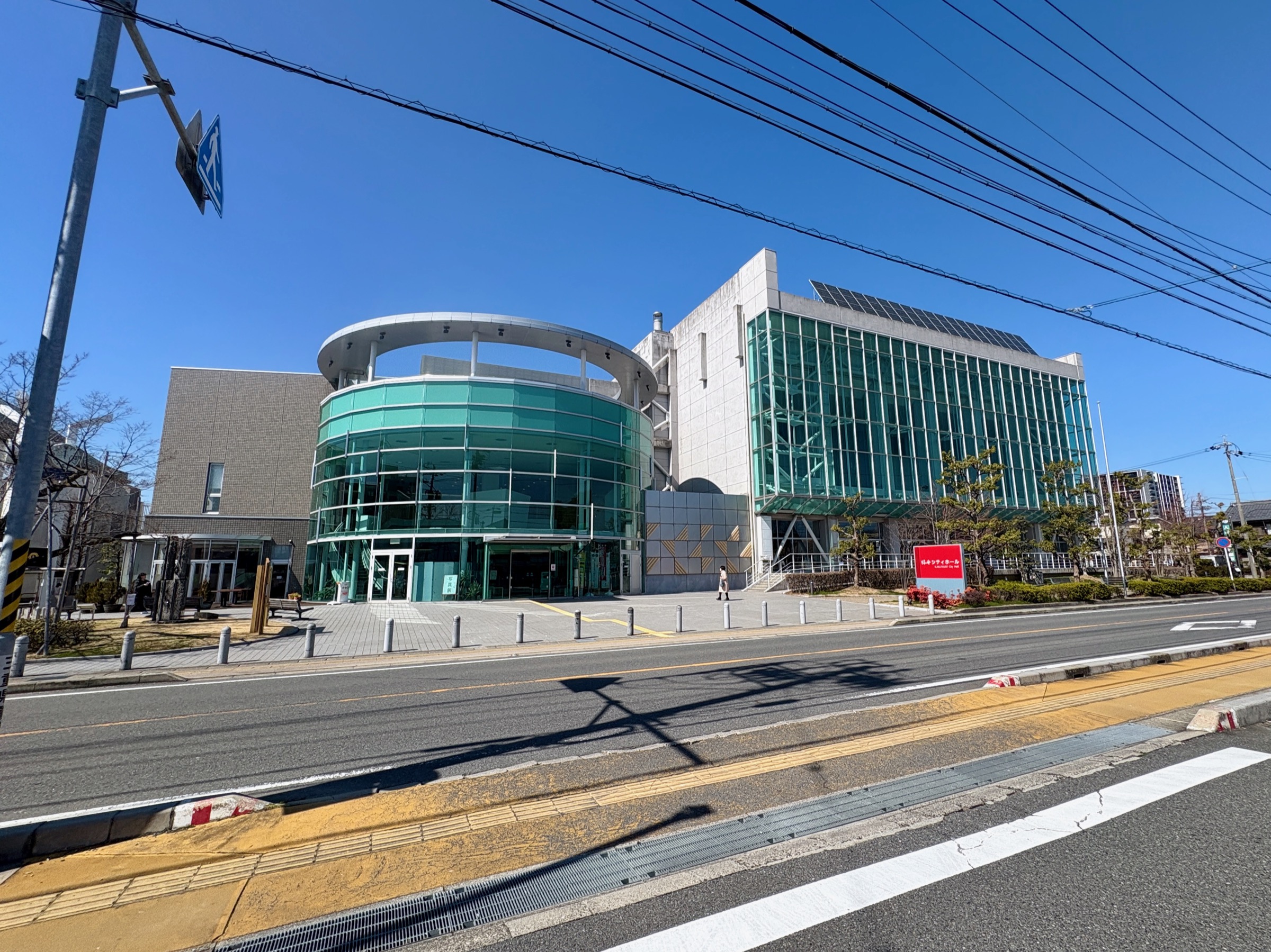 桑名市民会館の正面外観