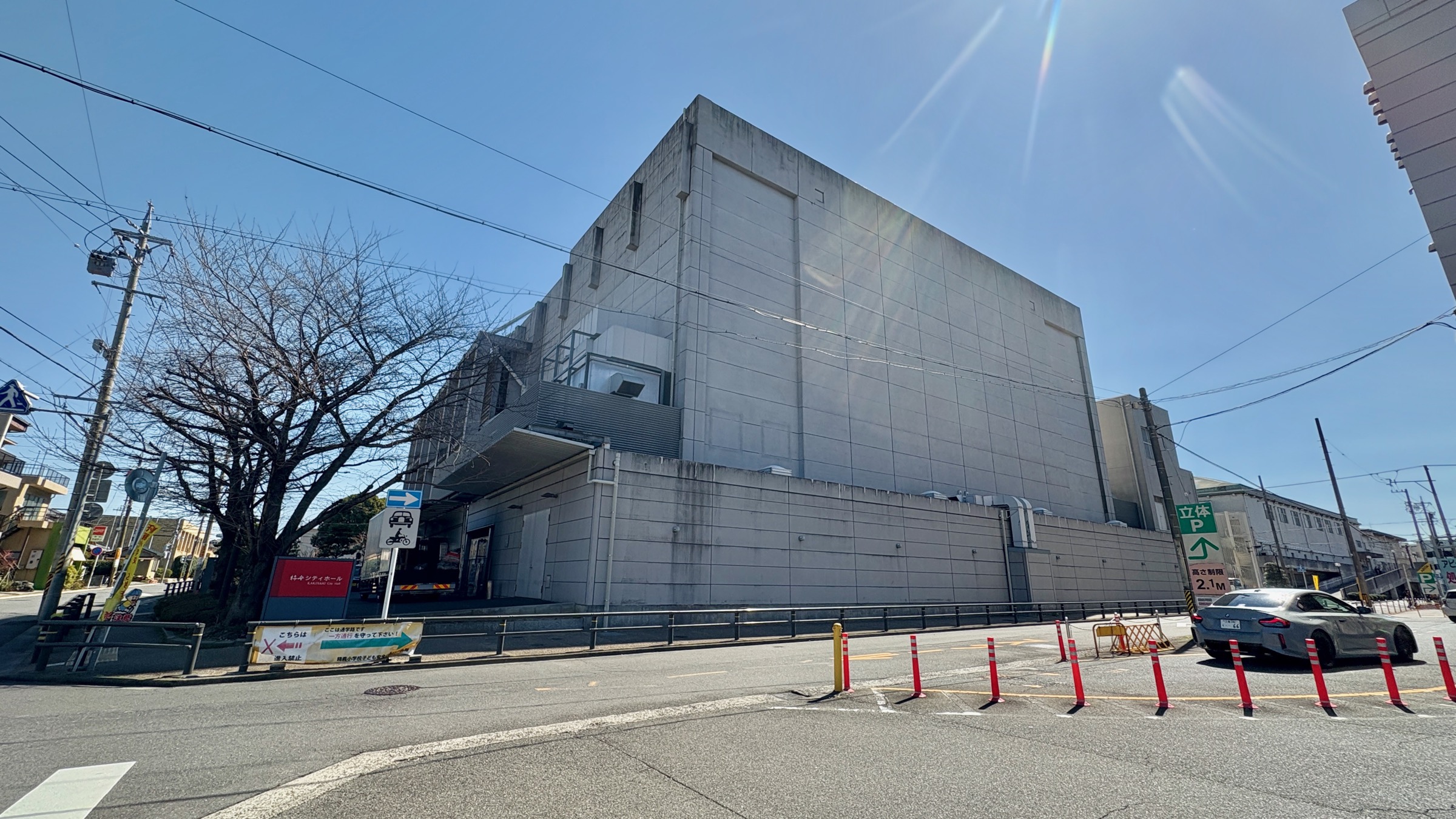 桑名市民会館のホール側外観