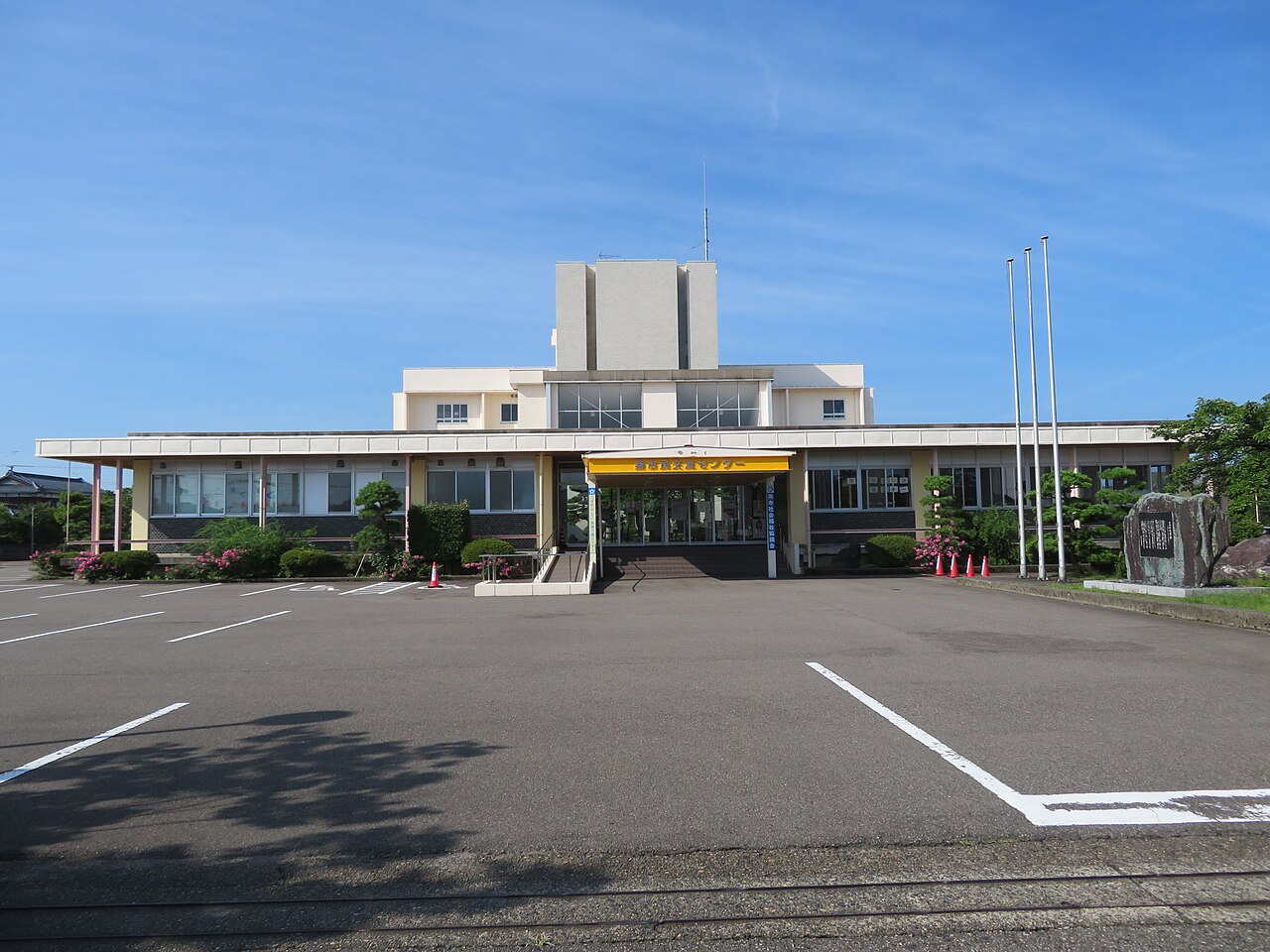 燕市民交流センターの正面外観