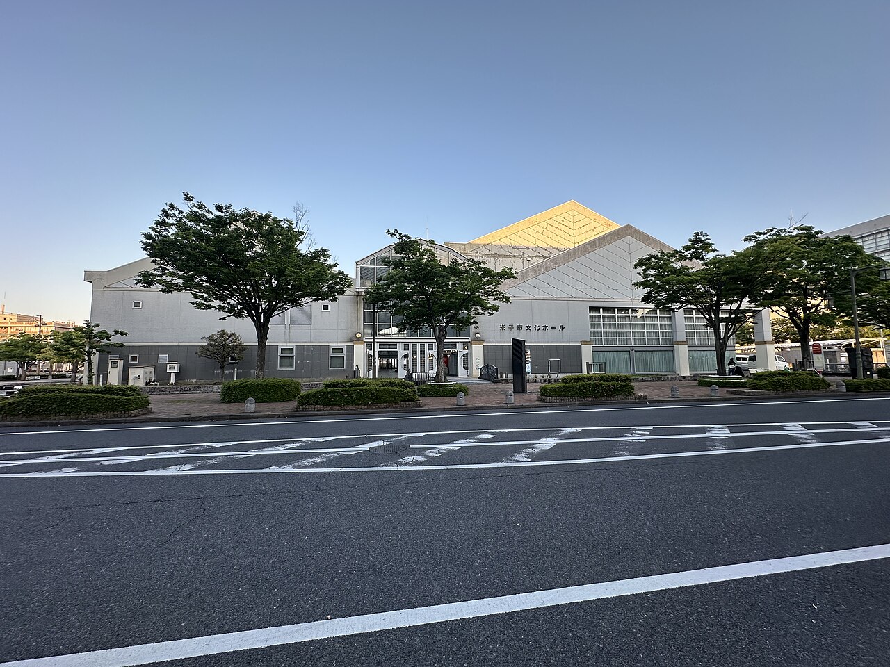 米子市文化ホールの正面外観
