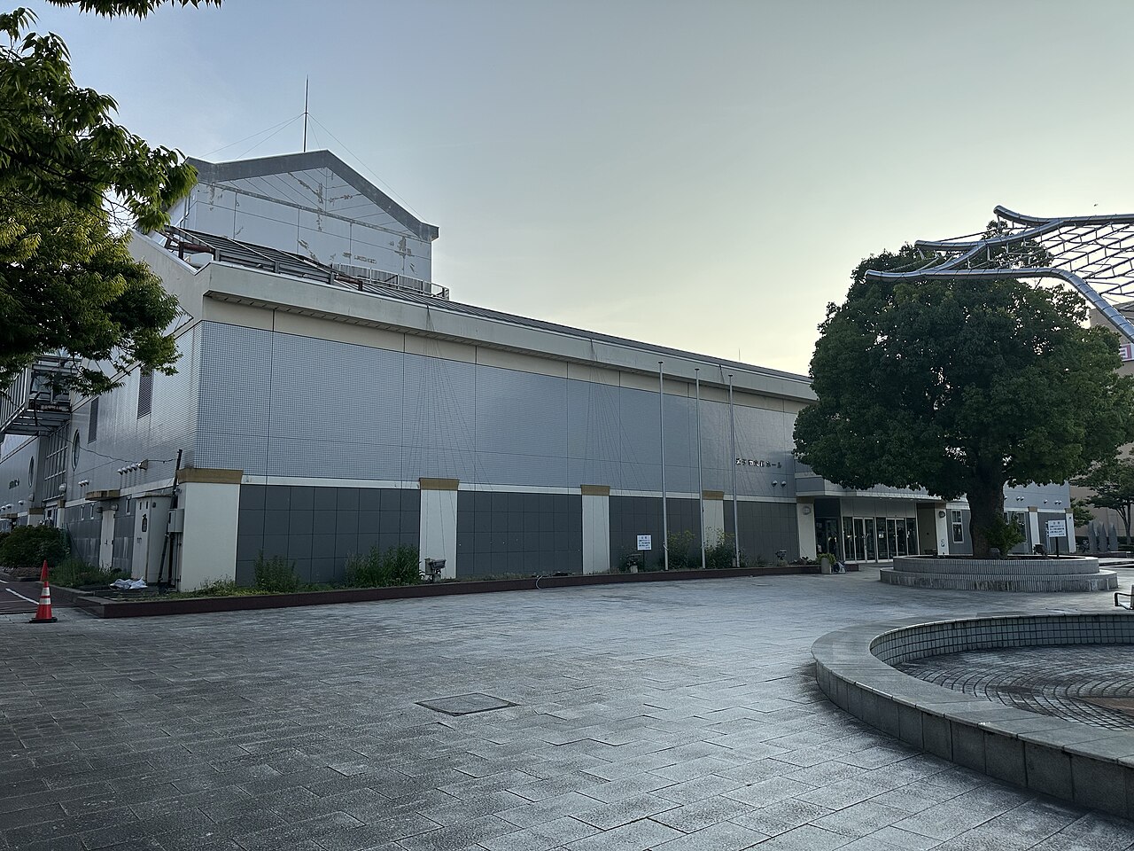 米子市文化ホールの入口外観