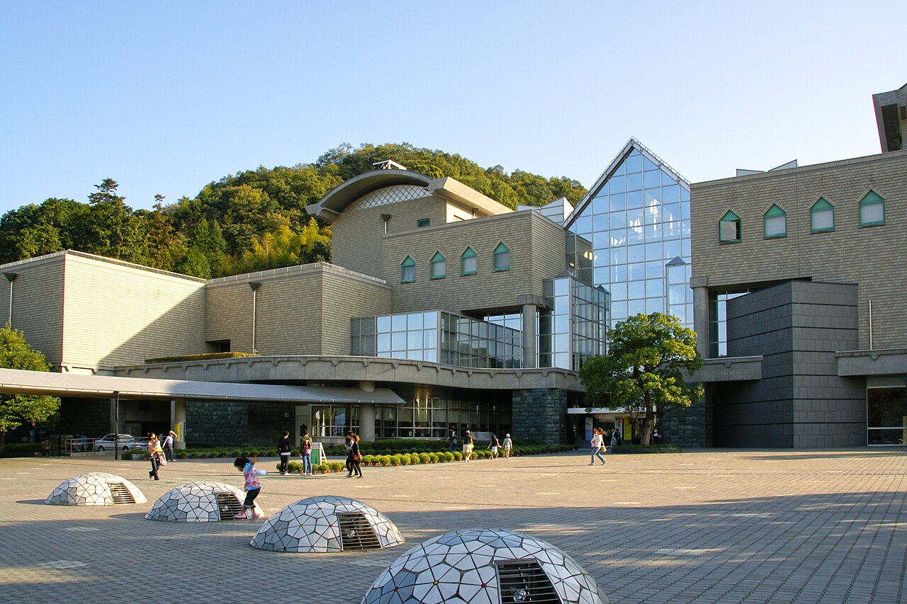 徳島県立21世紀館を含む文化の森総合建物の正面