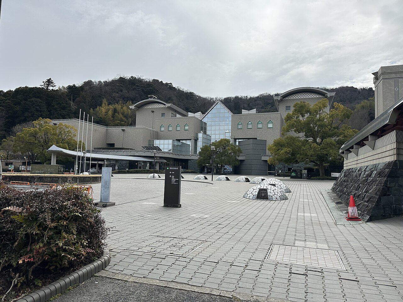 徳島県立21世紀館を含む文化の森総合建物の広場側外観