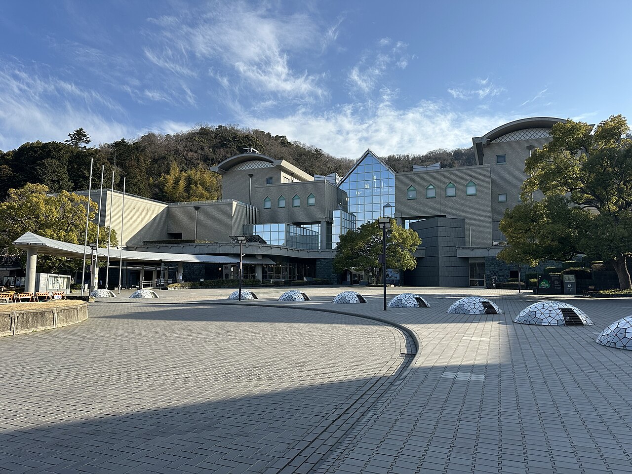 徳島県立21世紀館を含む文化の森総合建物の全景