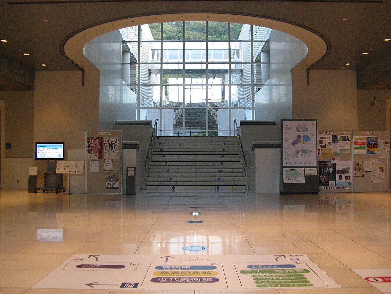 徳島県立21世紀館を含む文化の森総合建物の共用ロビー