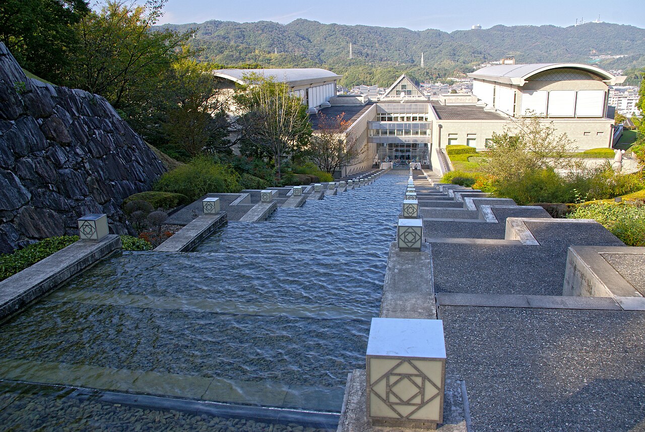 徳島県立21世紀館を含む文化の森総合建物の水景と階段