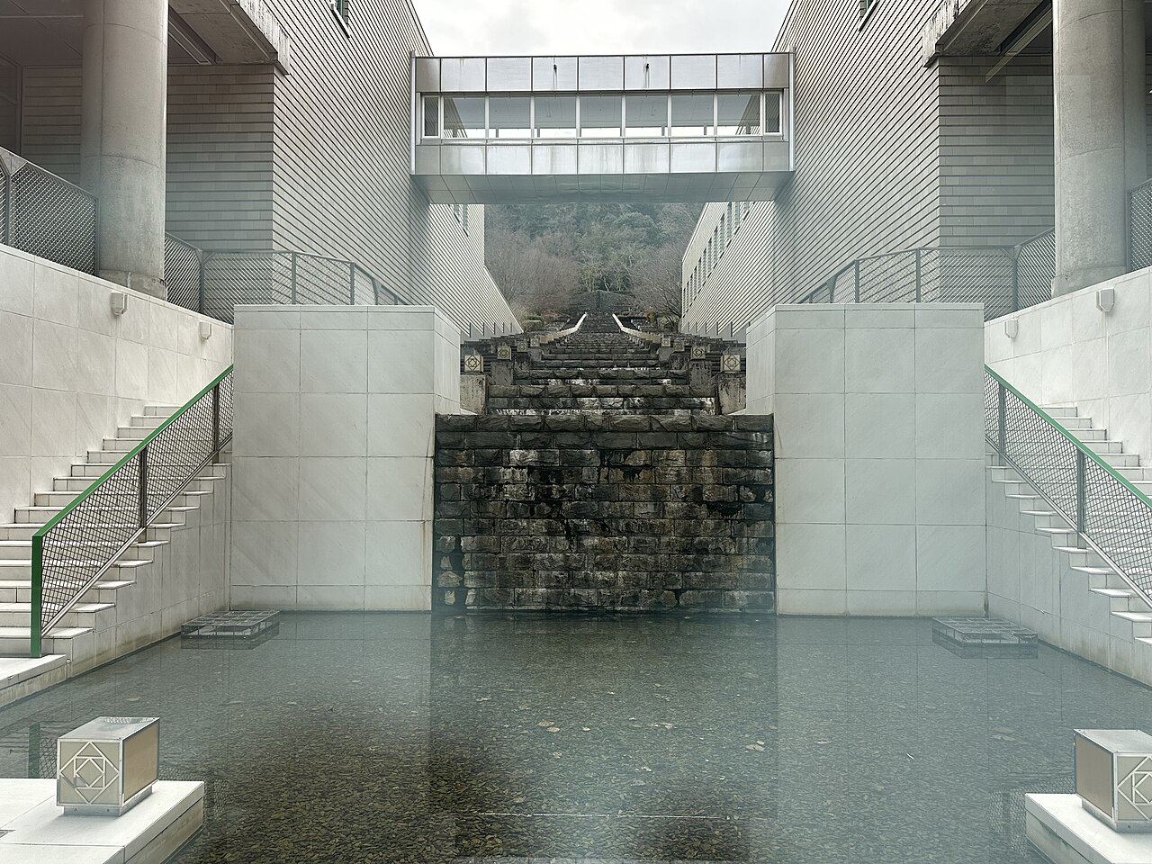 徳島県立21世紀館を含む文化の森総合建物の水景