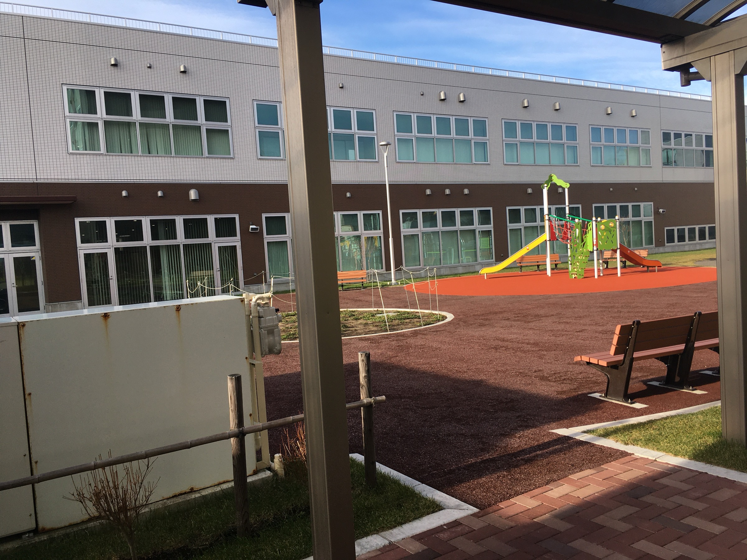 室蘭市生涯学習センターきらんの中庭側外観