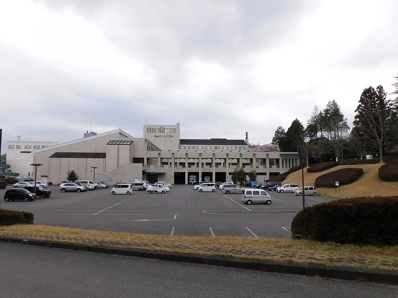 駐車場側から見たニューサンピア栃木の正面外観