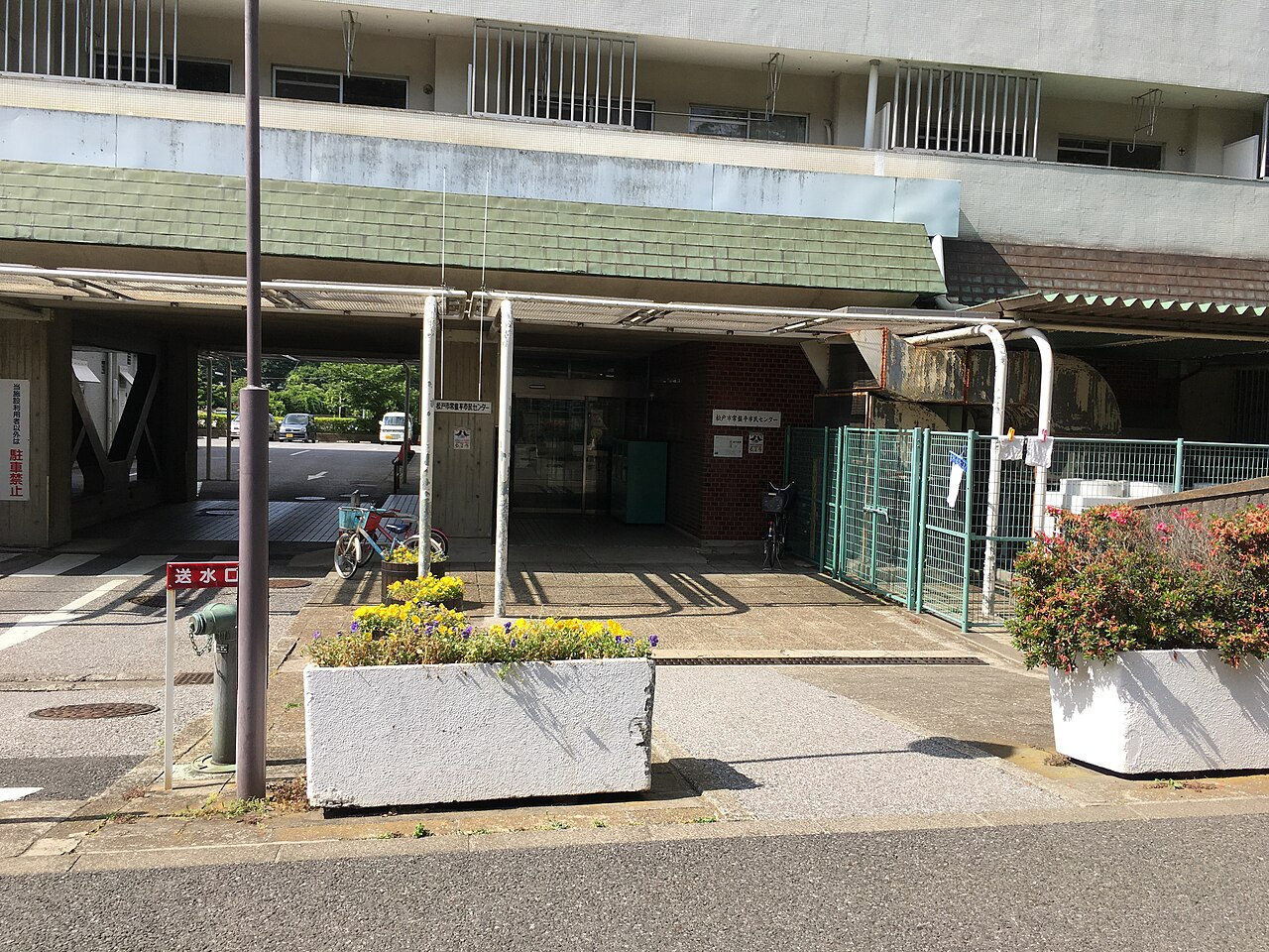 歩道側から見た松戸市常盤平市民センターの正面