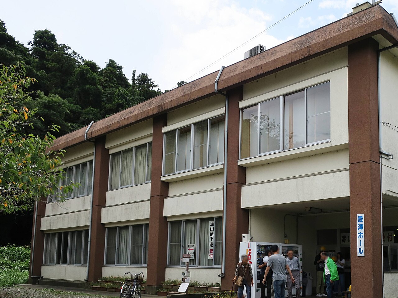 入口側から見た館山市豊津ホールの外観
