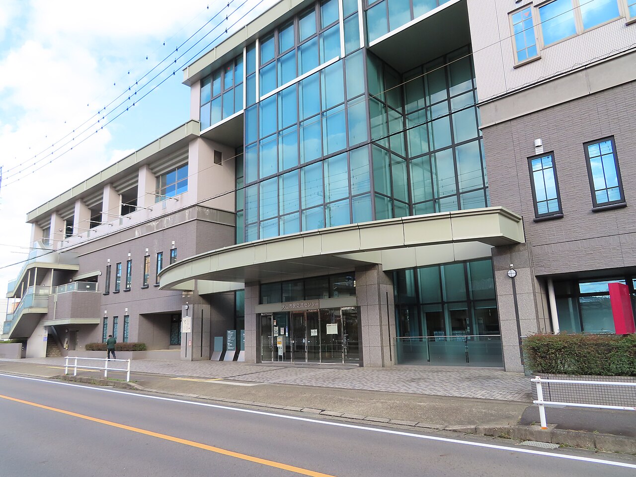 道路側から見た犬山市民交流センターの入口外観