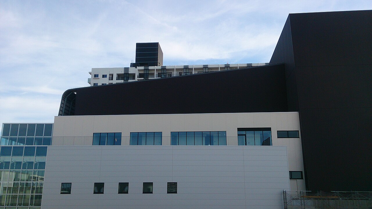 東海市芸術劇場の外壁