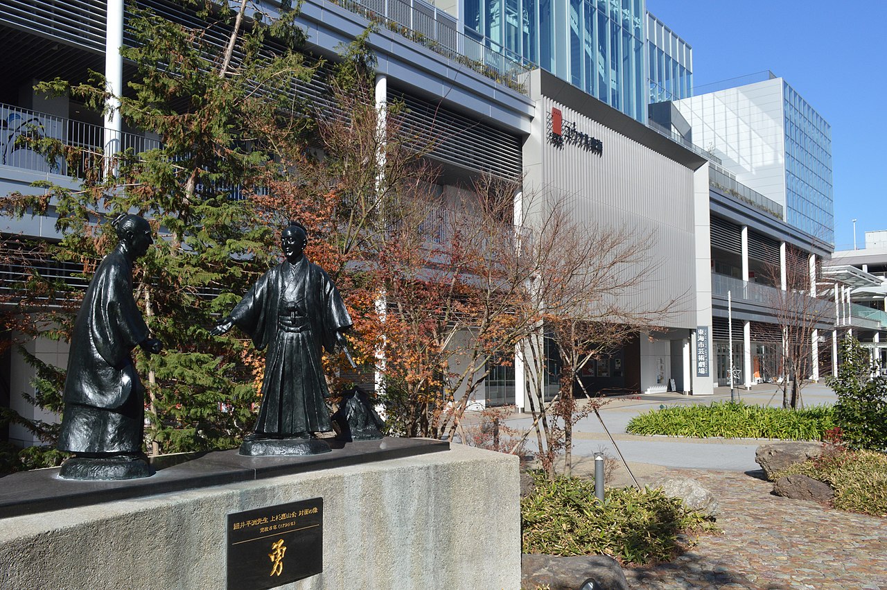 東海市芸術劇場と広場の像