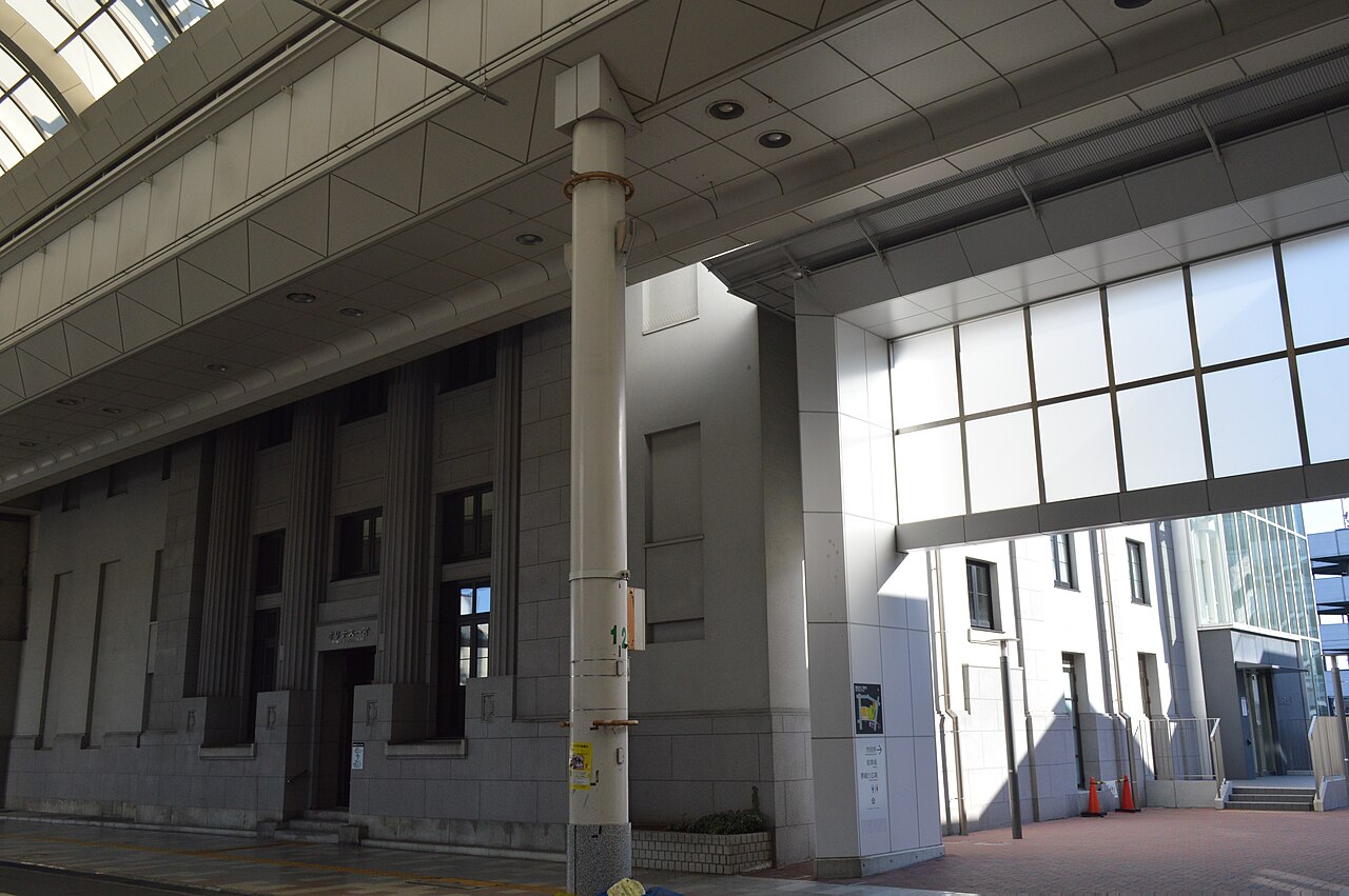 車寄せ側から見たオリナス一宮の外観