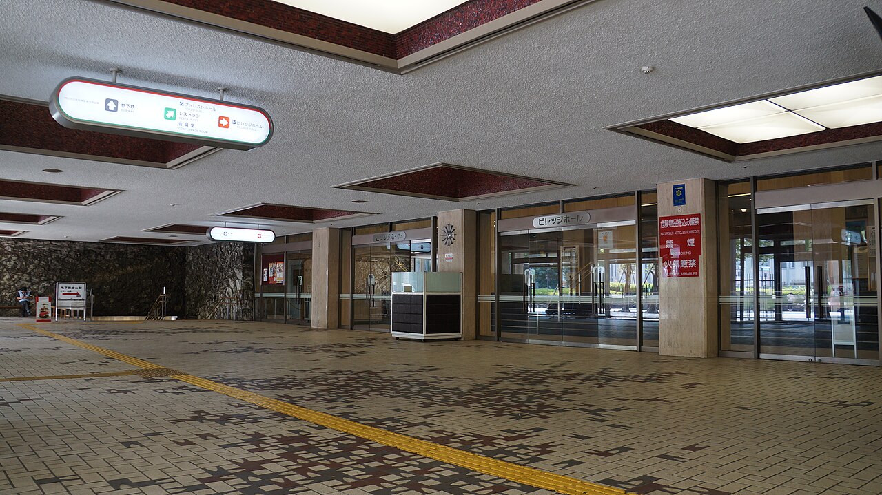 ビレッジホール入口付近のロビー