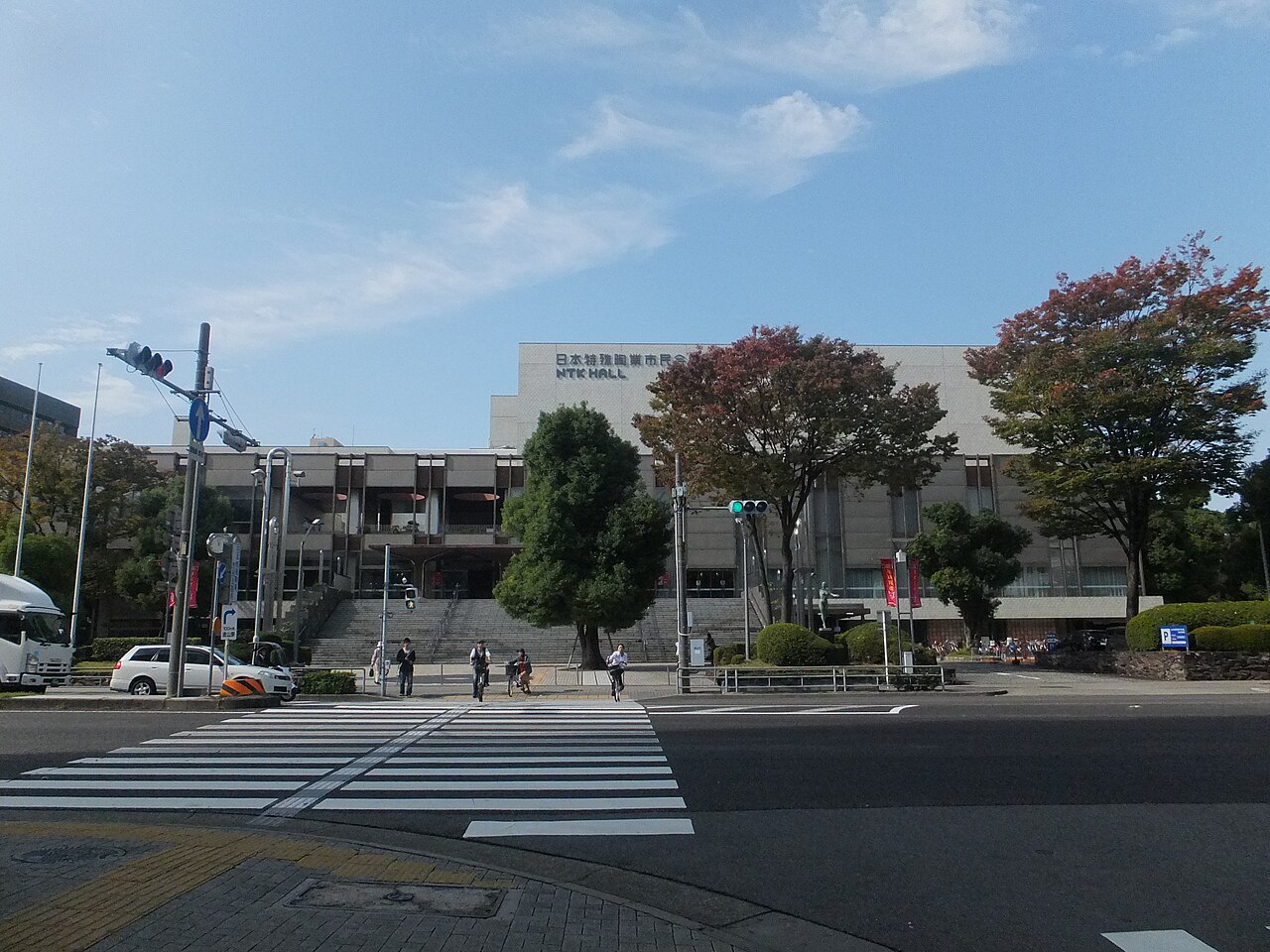 道路側から見た日本特殊陶業市民会館