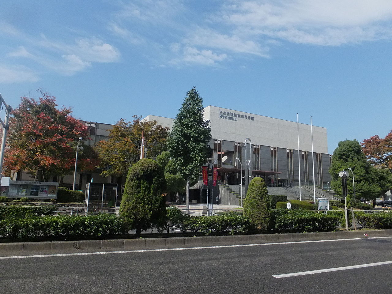 正面広場から見た日本特殊陶業市民会館