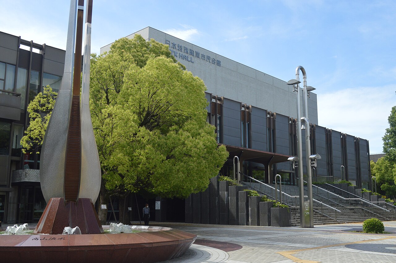 正面から見た日本特殊陶業市民会館