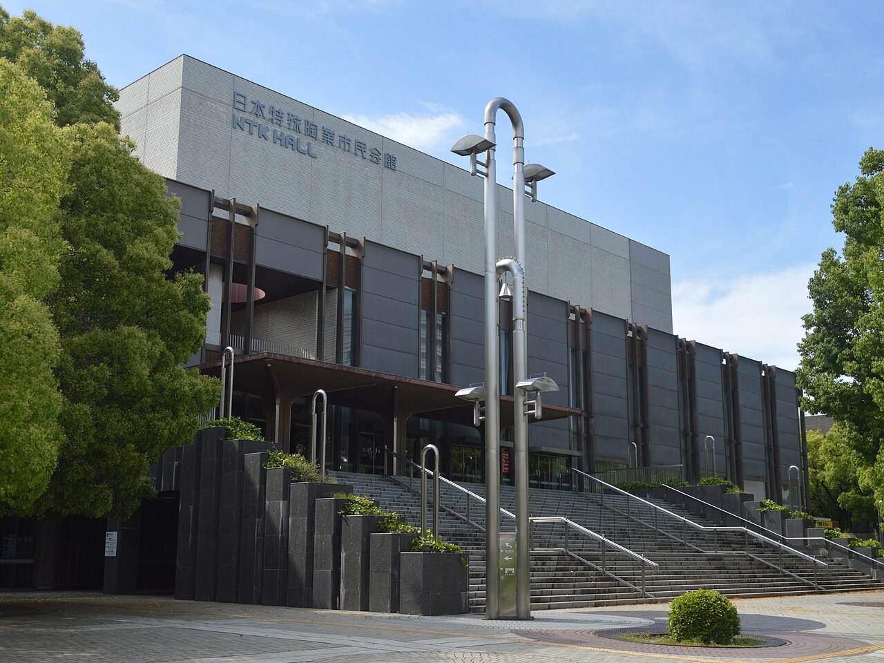階段正面から見た日本特殊陶業市民会館