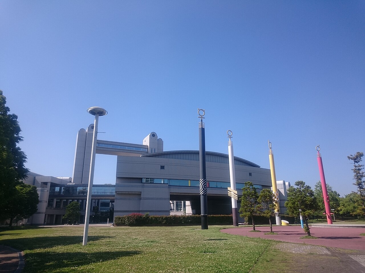 名古屋国際会議場の外観と広場