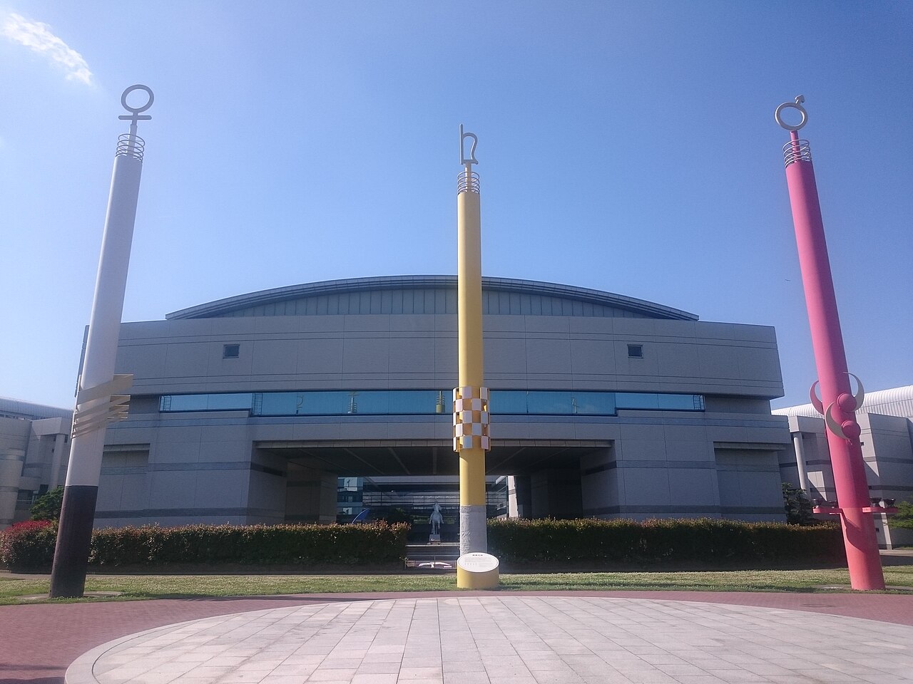 名古屋国際会議場の広場から見た外観