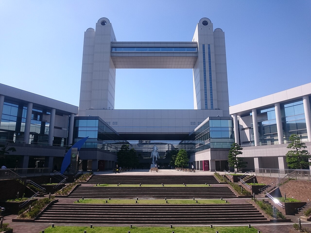 名古屋国際会議場の中央広場と主塔