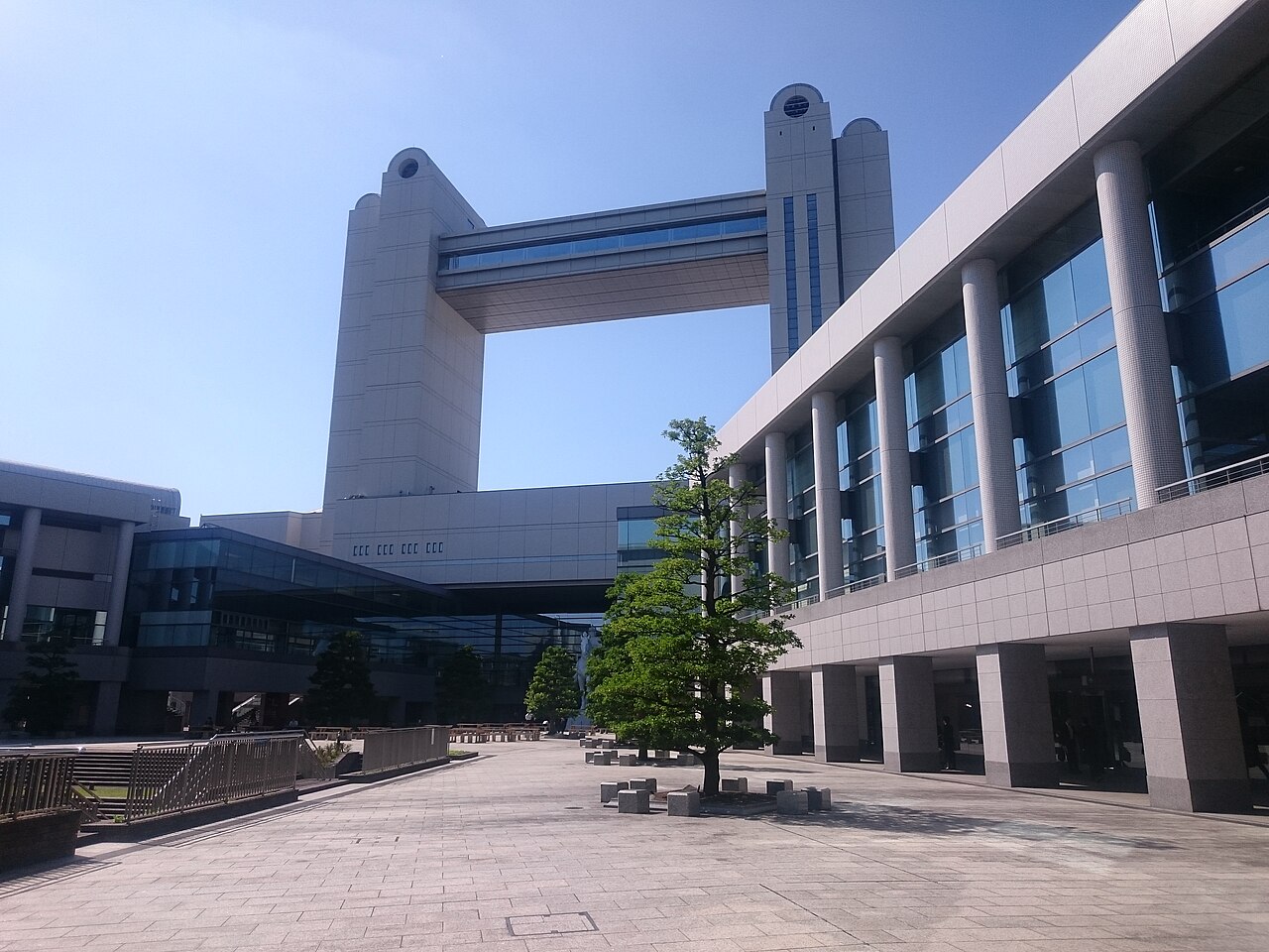 名古屋国際会議場の主塔と広場