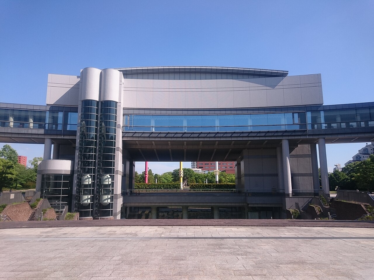 名古屋国際会議場の広場と主塔