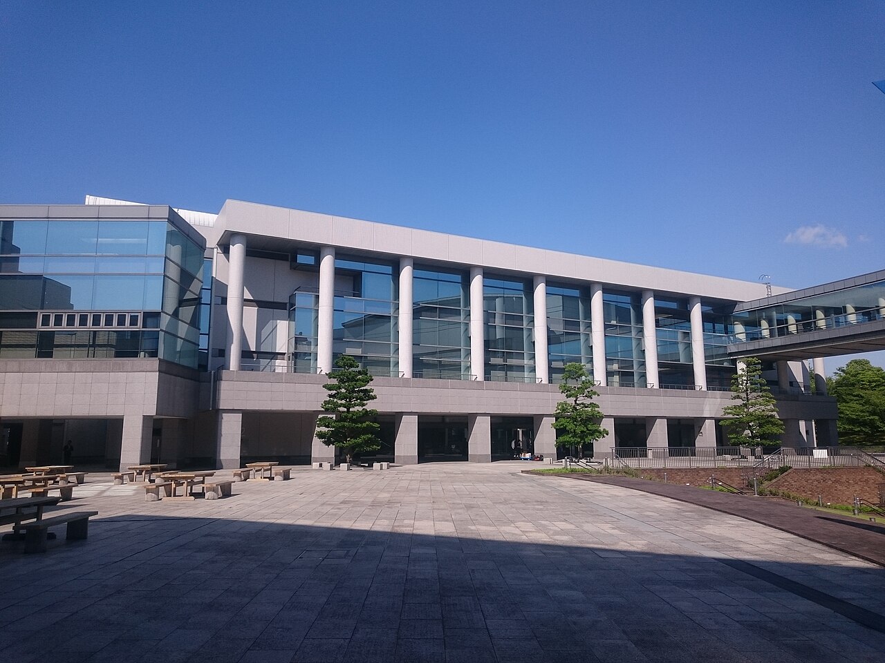名古屋国際会議場のガラス張りの外観