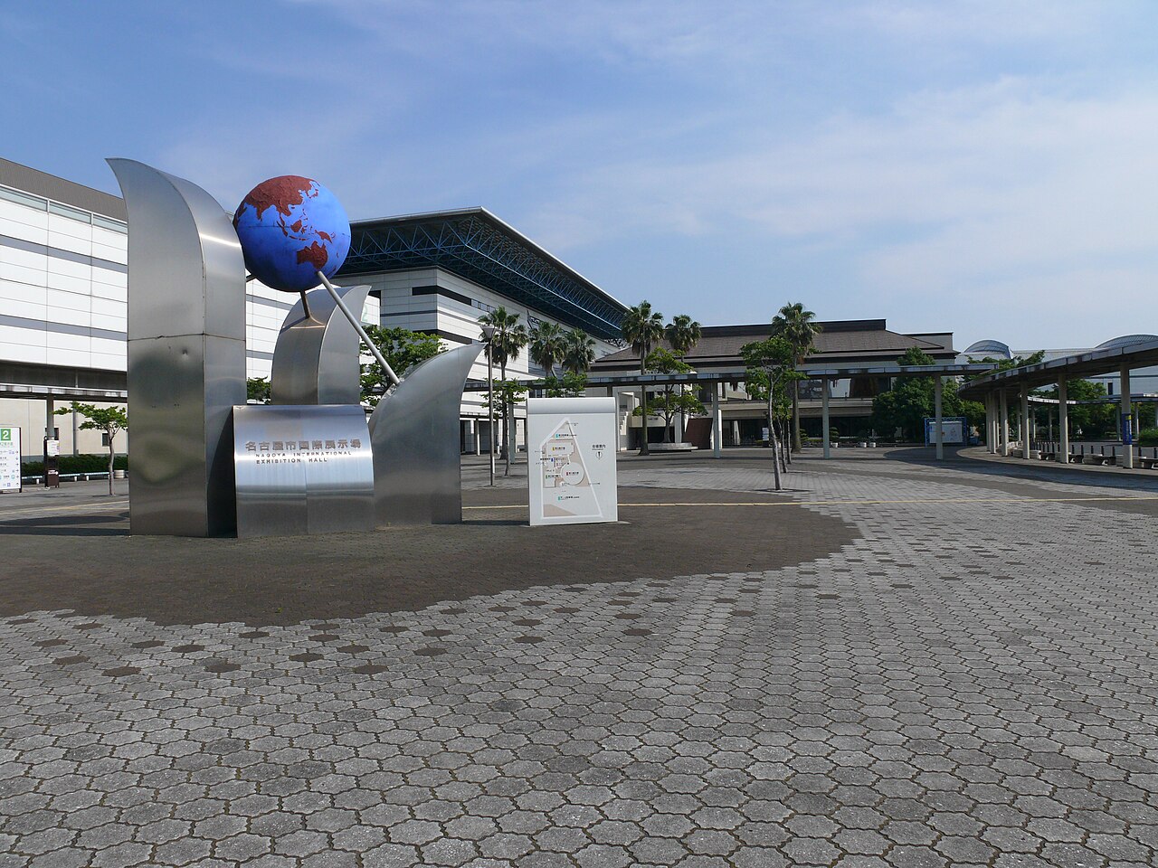 ポートメッセなごやのモニュメントと展示棟