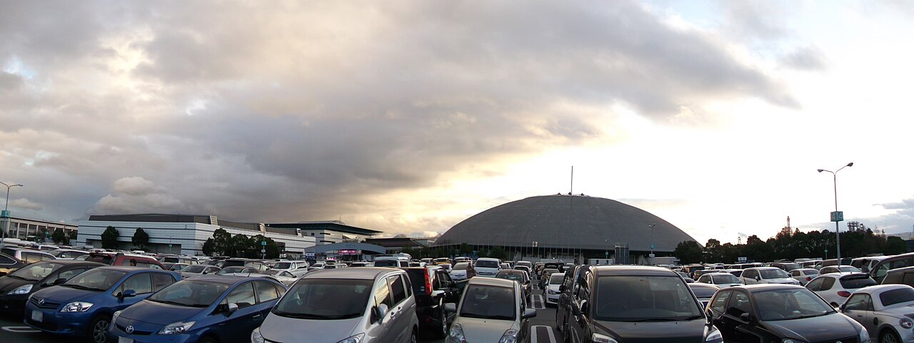 ポートメッセなごやの展示棟と駐車場