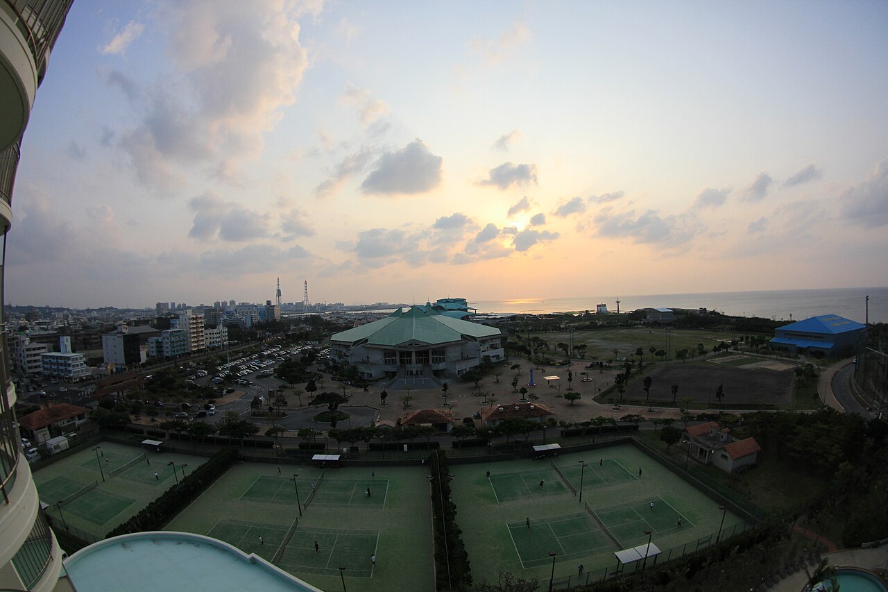 夕景の沖縄コンベンションセンター全景