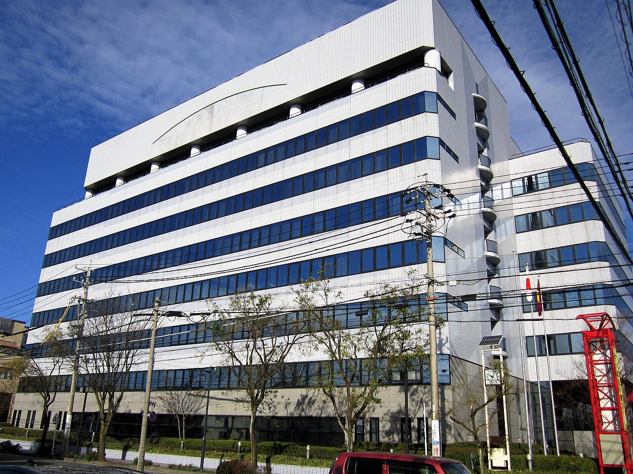 青空を背景にした各務原市産業文化センターの全景