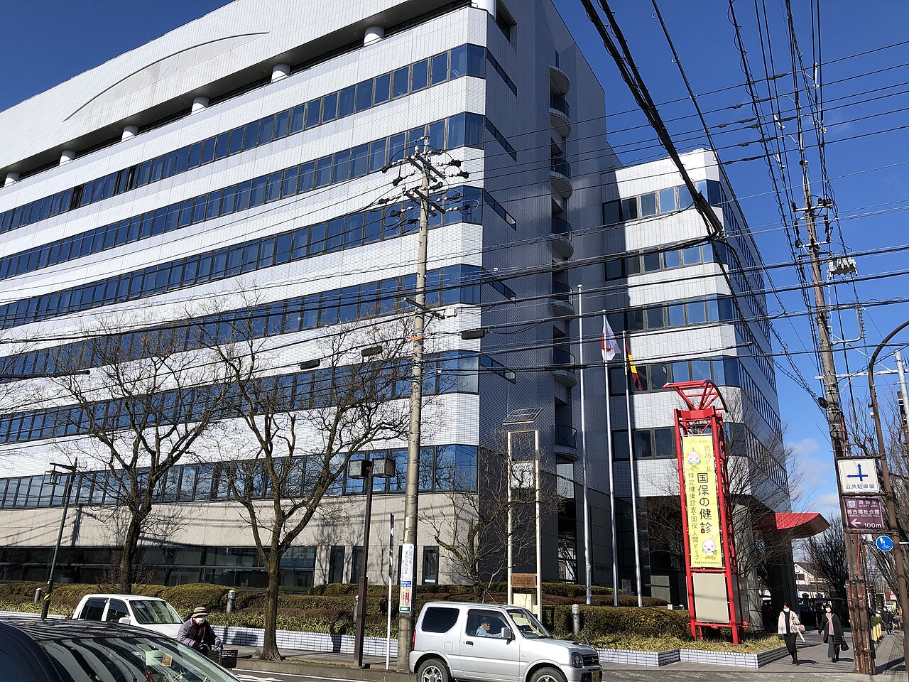 交差点側から見た各務原市産業文化センターの外観