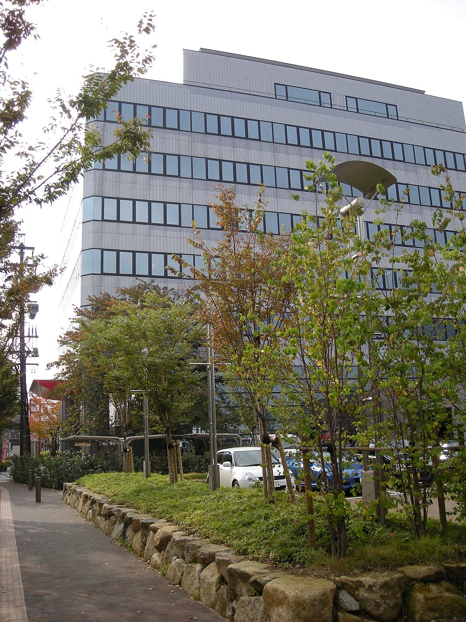 歩道側から見た各務原市産業文化センターの外観