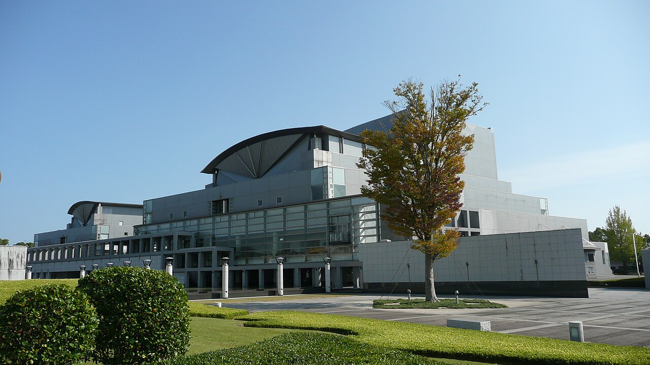 正面広場から見た宮崎県立芸術劇場