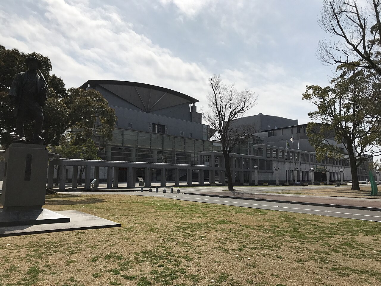 公園側から見た宮崎県立芸術劇場