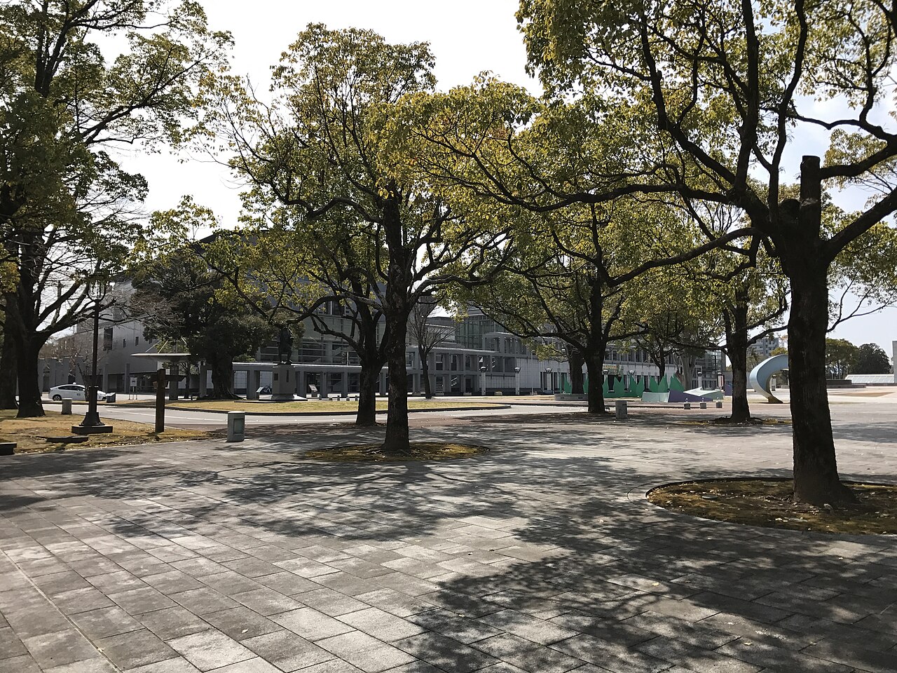 文化公園の樹木越しに見える宮崎県立芸術劇場