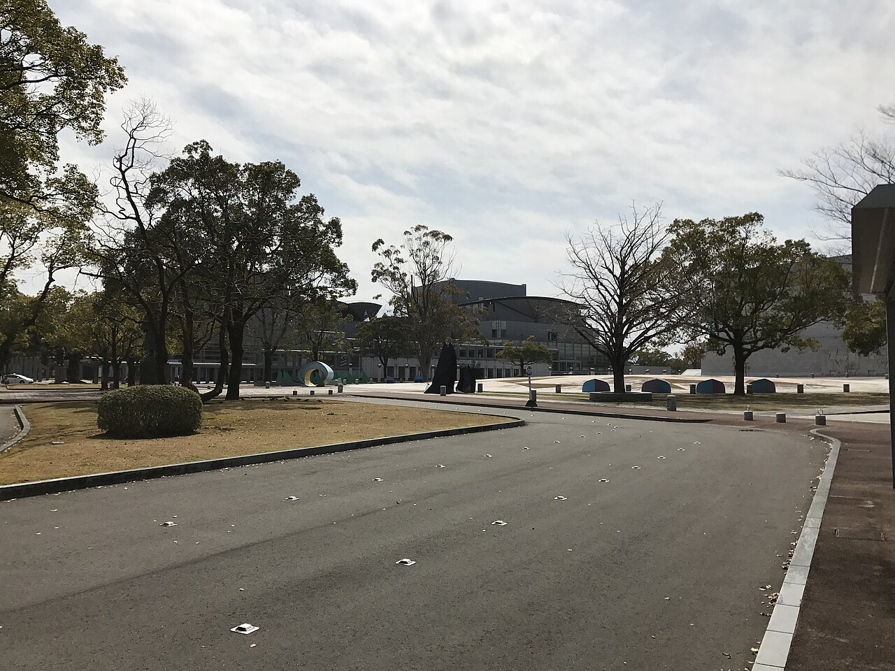 文化公園の車道越しに見える宮崎県立芸術劇場