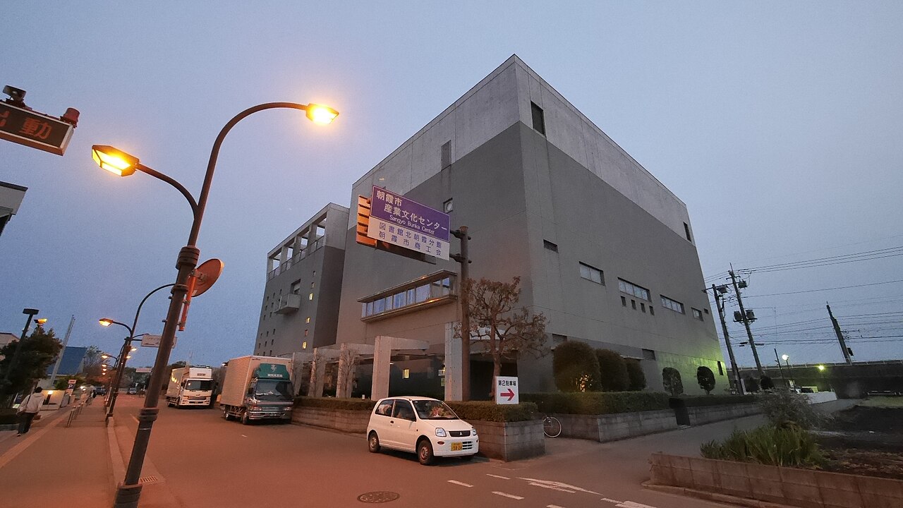 夕景の朝霞市産業文化センターと案内看板